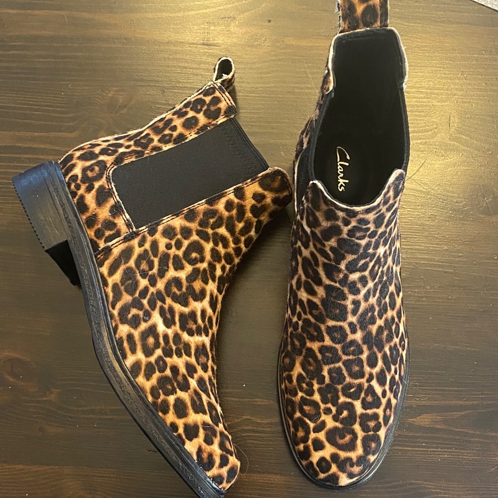 Clarks NWOT Animal Print calf hair Arlo Chelsea Boots 6.5 leopard